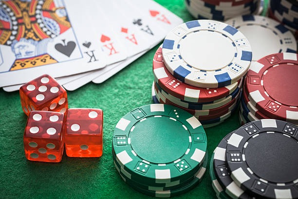 mudah4d Live Sic Bo dealer rolling dice in transparent cup with HD camera feed